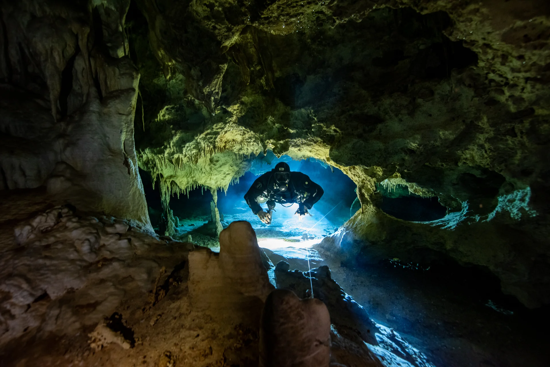 Guideline and buoyancy skills in a cavern diver course