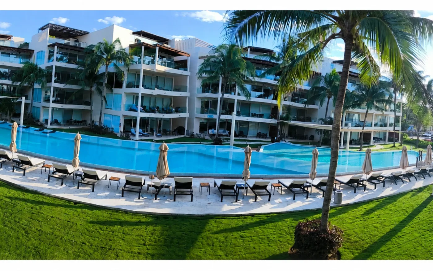 Condo and pool area near North Playa and Coco Beach in Playa del Carmen